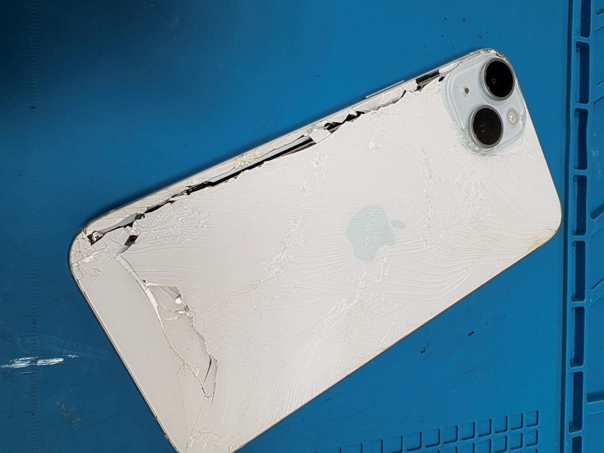 豊川市でiPhone 15 Plusの背面ガラス交換ならまちスマ豊川店】背面が